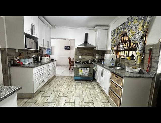 3 BEDROOM HOUSE FOR SALE IN BRACKENHAM